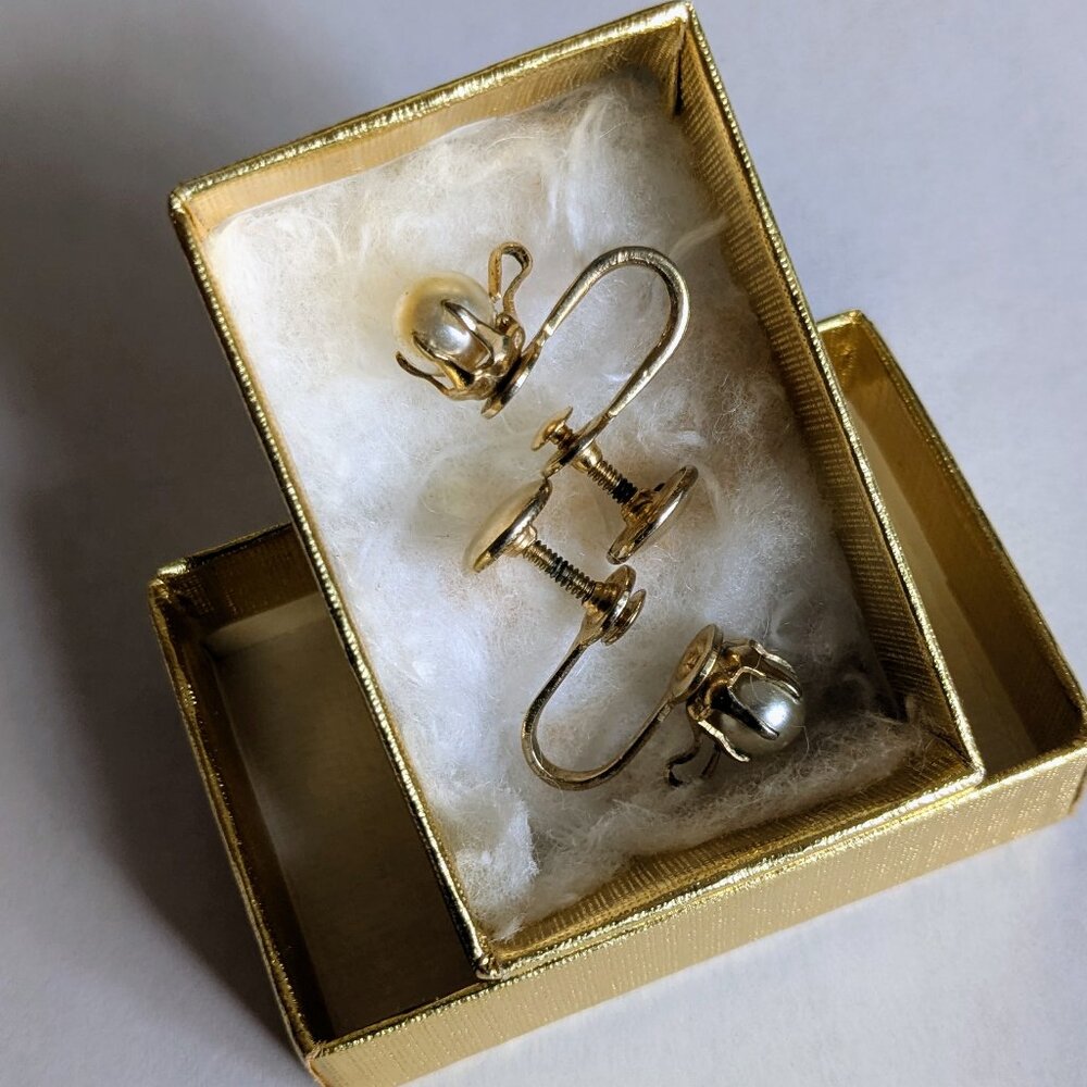 Stunning Vintage Pearl Screw Back Earrings Gold Tone Retro Mid-Century Jewelry